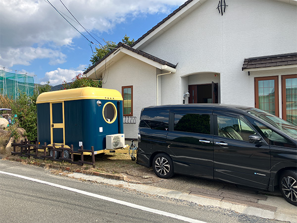 児童養護施設を訪問し、無償でラーメンを提供する様子